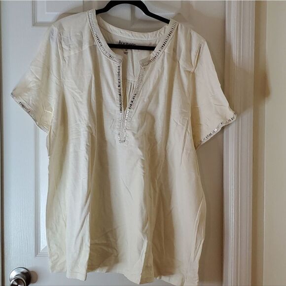 🎁NWOT Plus Size Cream Top w/Silver Sequins - Picture 2 of 8